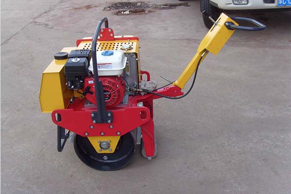 小型<a href='http://www.gangka.com.cn' target='_blank'>壓路機(jī)</a>