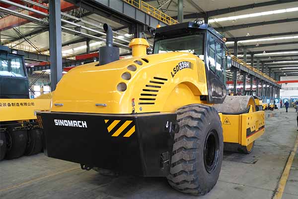 大型<a href='http://www.gangka.com.cn' target='_blank'>壓路機</a>